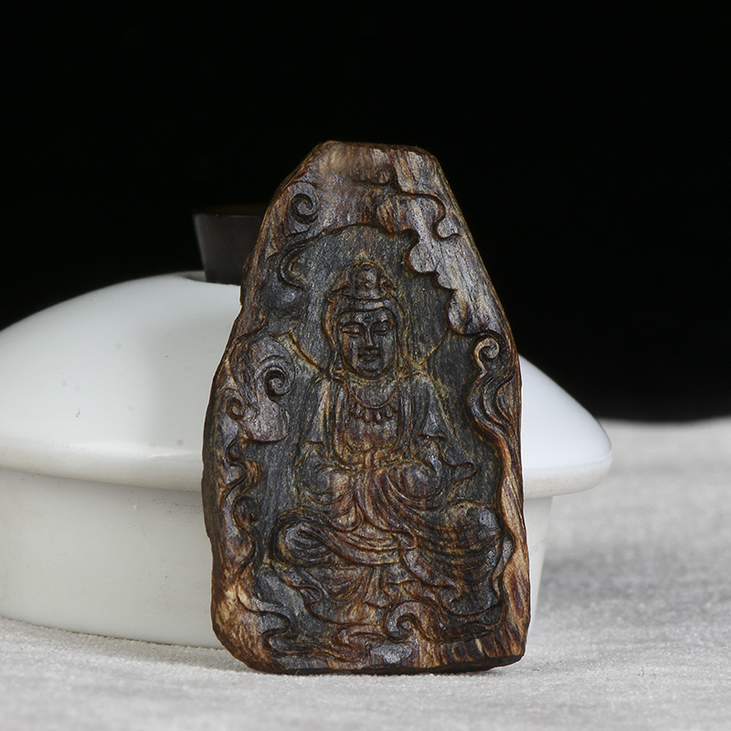 沉香吊坠怎么鉴别好坏，有什么好的鉴别方法？